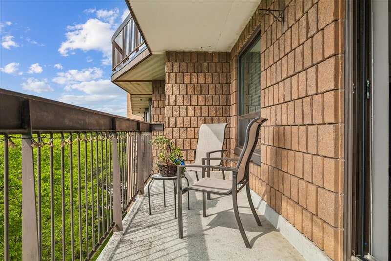 LARGE UNIT IN QUIET STONEY CREEK BUILDING!