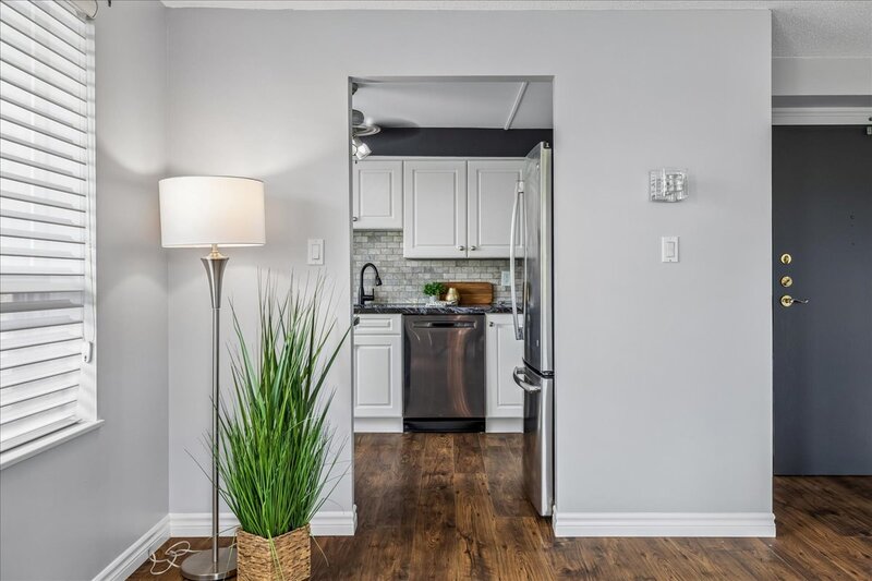LARGE UNIT IN QUIET STONEY CREEK BUILDING!