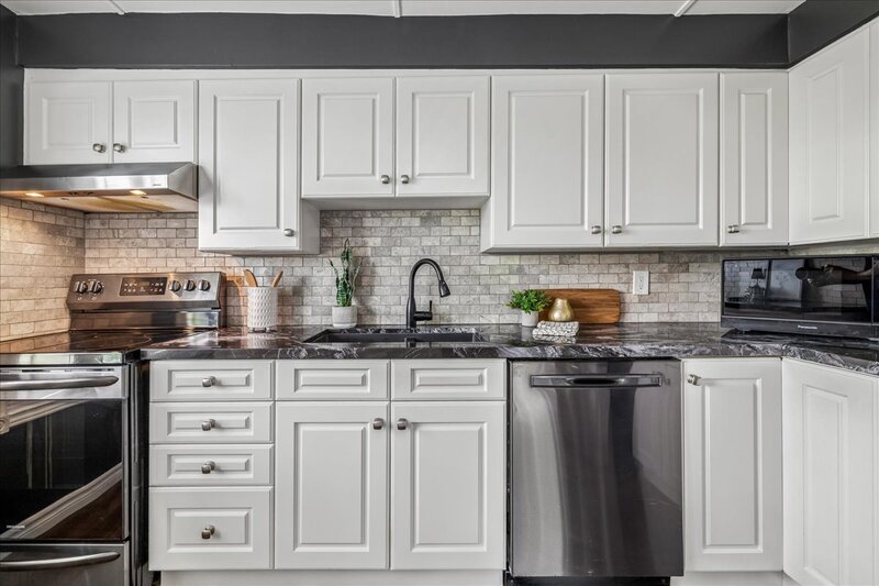 LARGE UNIT IN QUIET STONEY CREEK BUILDING!