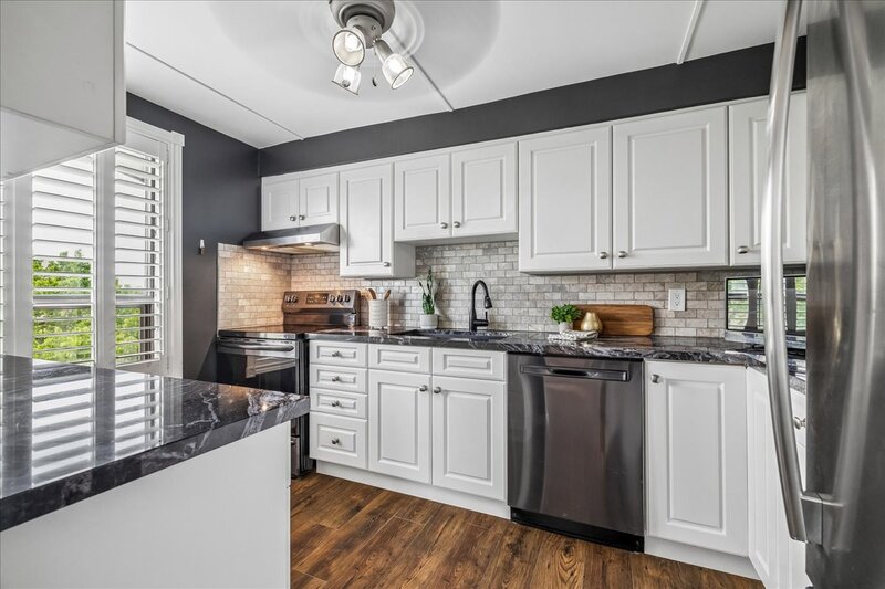 LARGE UNIT IN QUIET STONEY CREEK BUILDING!