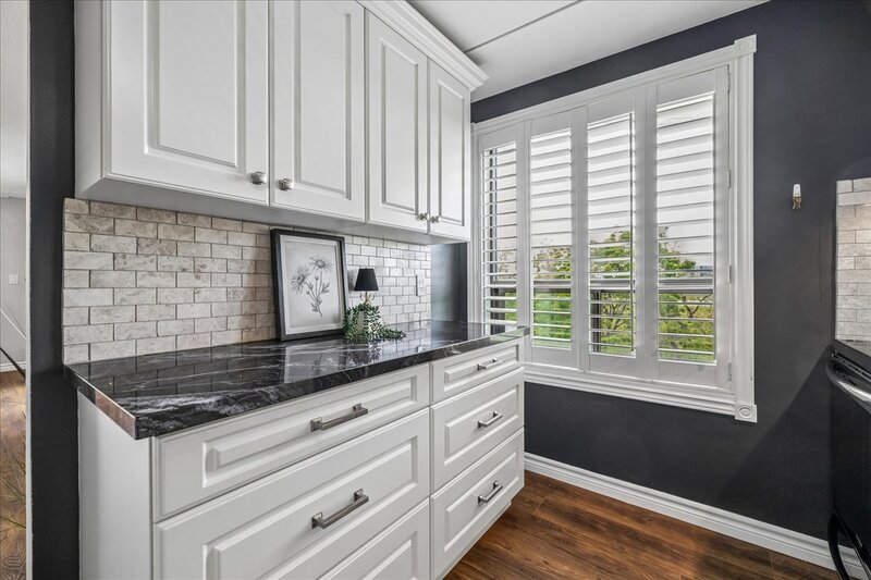LARGE UNIT IN QUIET STONEY CREEK BUILDING!