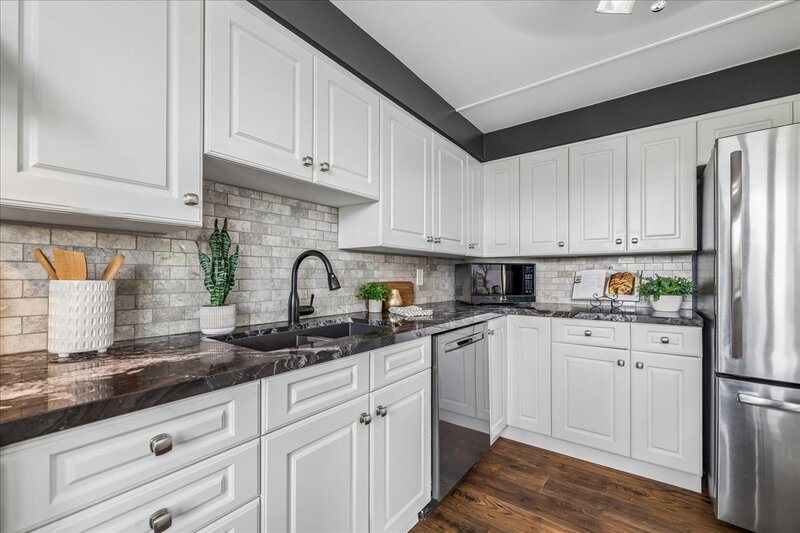 LARGE UNIT IN QUIET STONEY CREEK BUILDING!