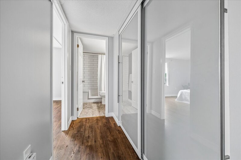 LARGE UNIT IN QUIET STONEY CREEK BUILDING!