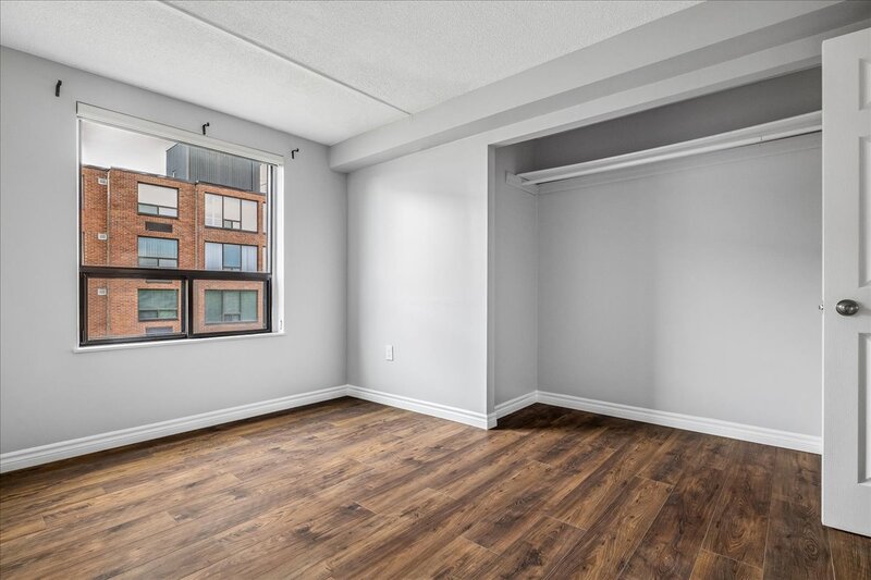 LARGE UNIT IN QUIET STONEY CREEK BUILDING!