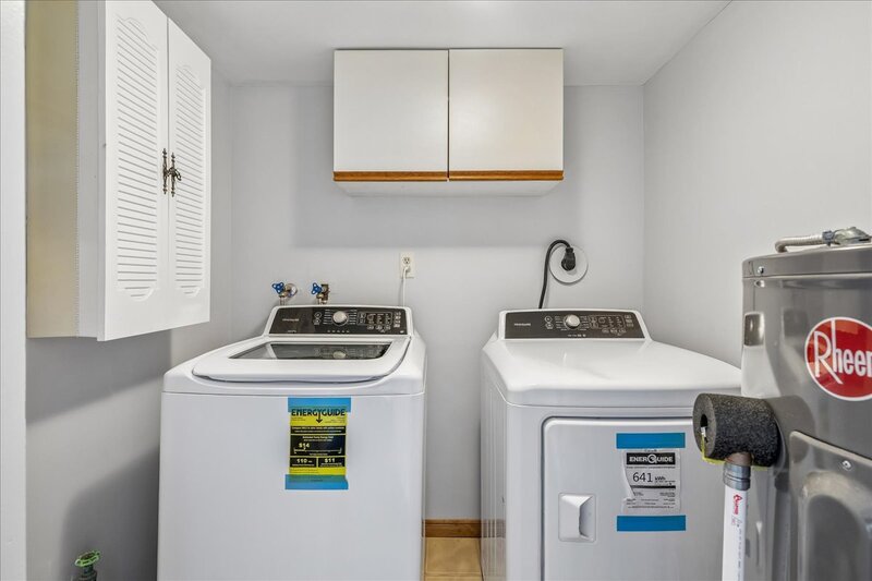 LARGE UNIT IN QUIET STONEY CREEK BUILDING!