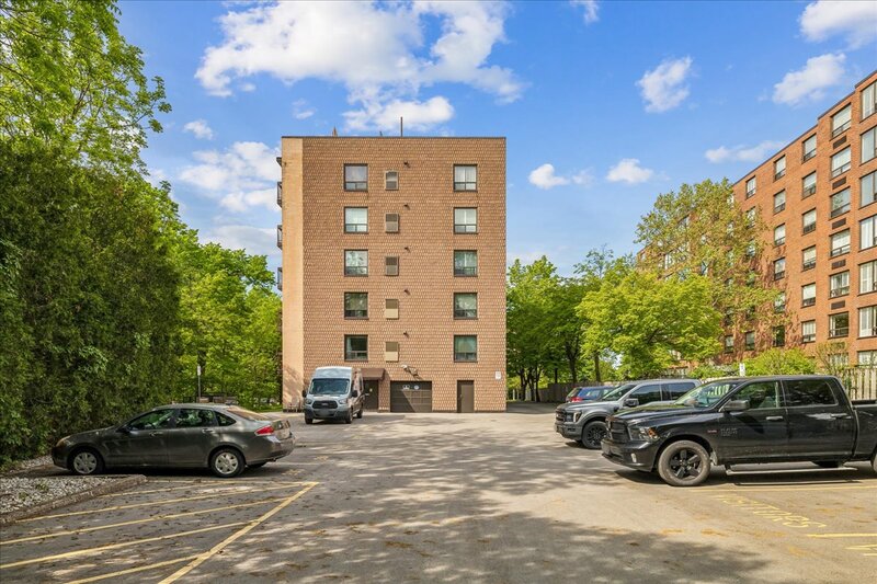 LARGE UNIT IN QUIET STONEY CREEK BUILDING!