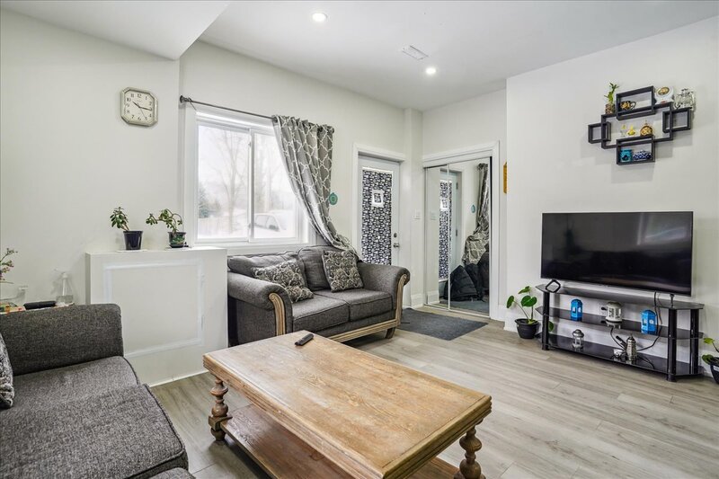 FANTASTIC LOCATION IN THIS MAIN LEVEL HOUSE FOR LEASE!