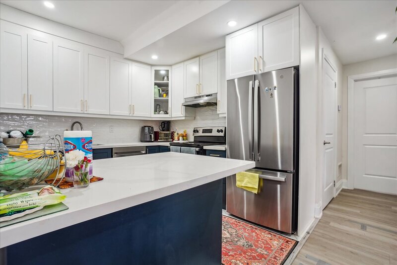 FANTASTIC LOCATION IN THIS MAIN LEVEL HOUSE FOR LEASE!