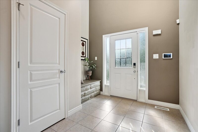 AMAZING WEST GRIMSBY HOME WITH INGROUND POOL!