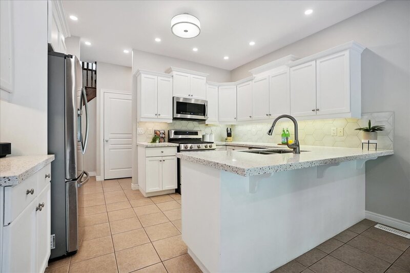 AMAZING WEST GRIMSBY HOME WITH INGROUND POOL!