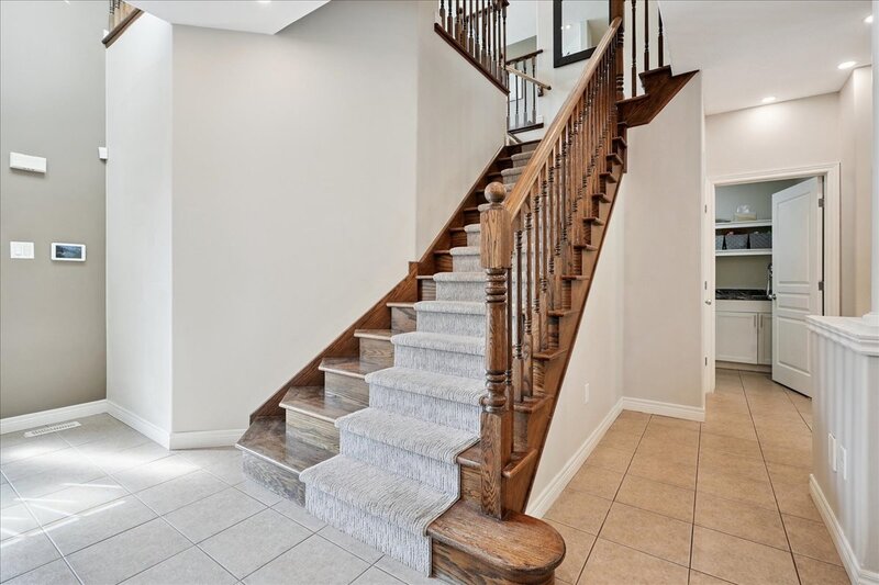 AMAZING WEST GRIMSBY HOME WITH INGROUND POOL!