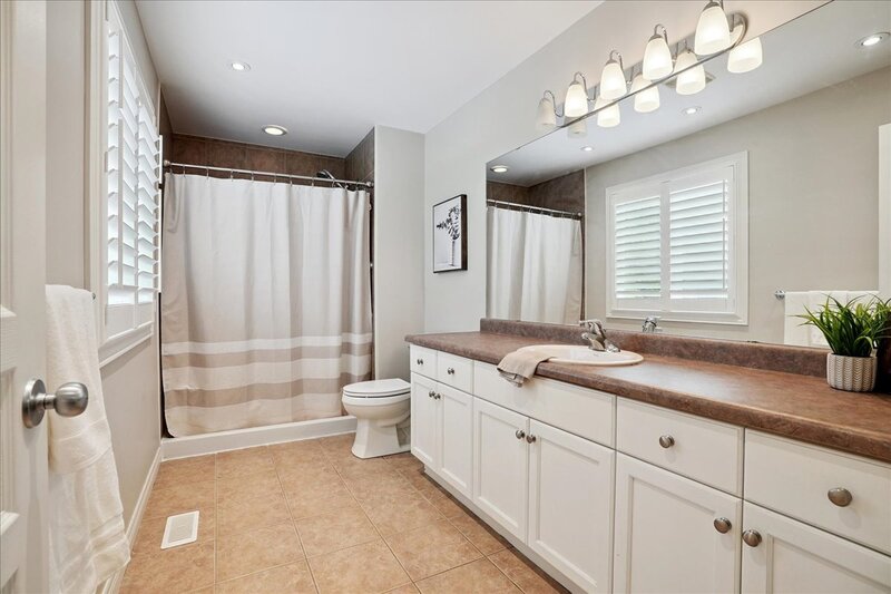AMAZING WEST GRIMSBY HOME WITH INGROUND POOL!