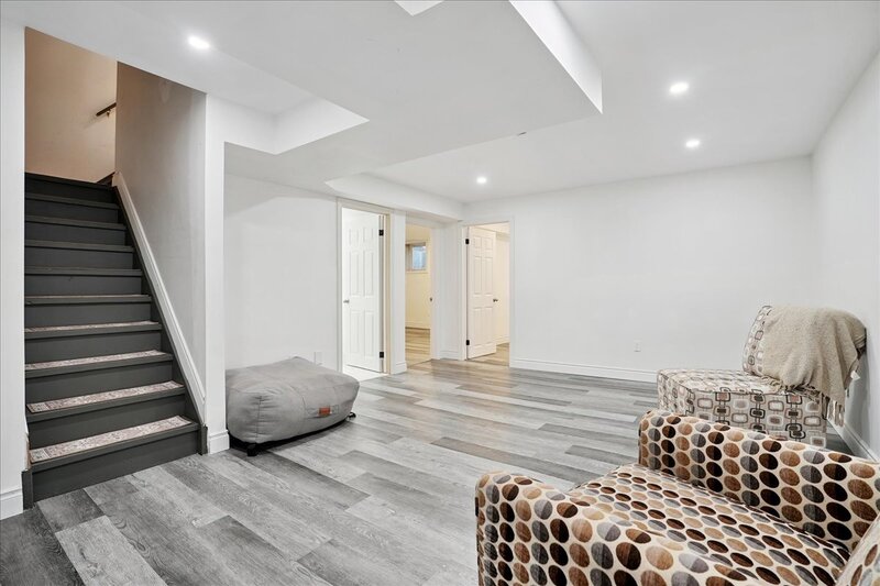 AMAZING WEST GRIMSBY HOME WITH INGROUND POOL!