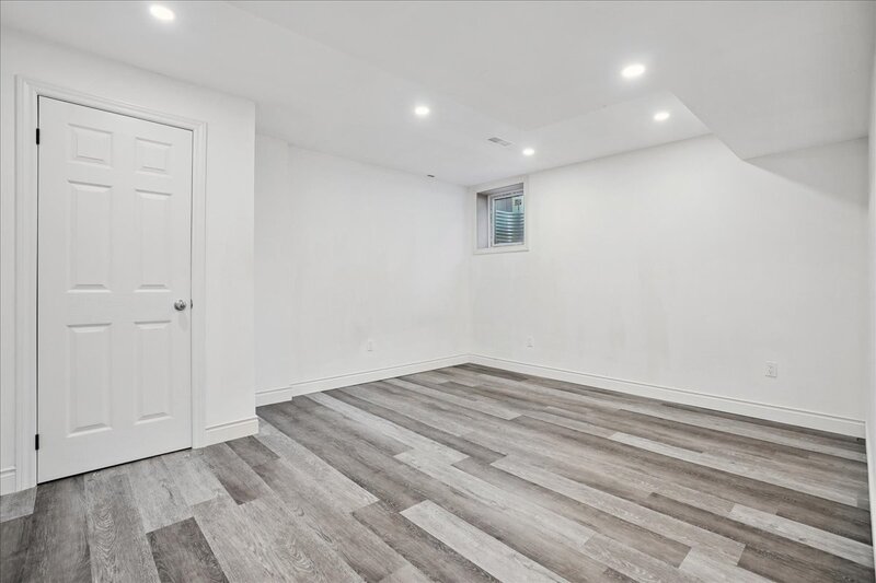 AMAZING WEST GRIMSBY HOME WITH INGROUND POOL!