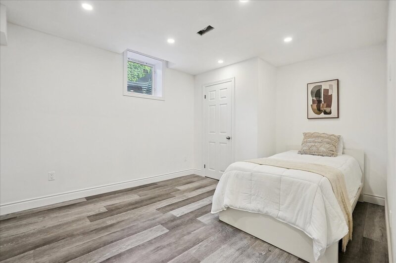 AMAZING WEST GRIMSBY HOME WITH INGROUND POOL!