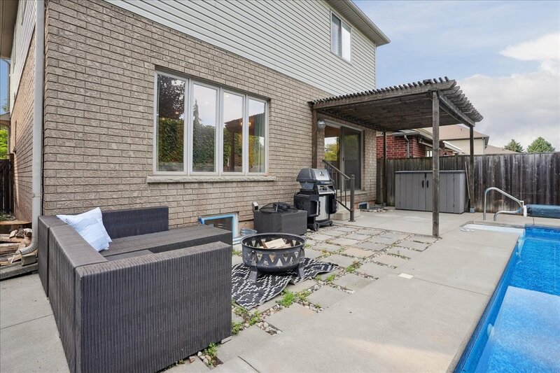 AMAZING WEST GRIMSBY HOME WITH INGROUND POOL!