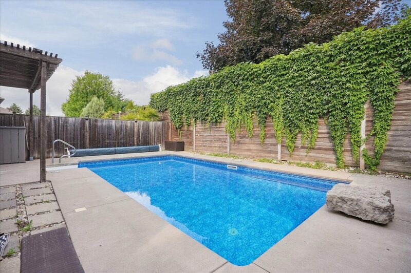AMAZING WEST GRIMSBY HOME WITH INGROUND POOL!