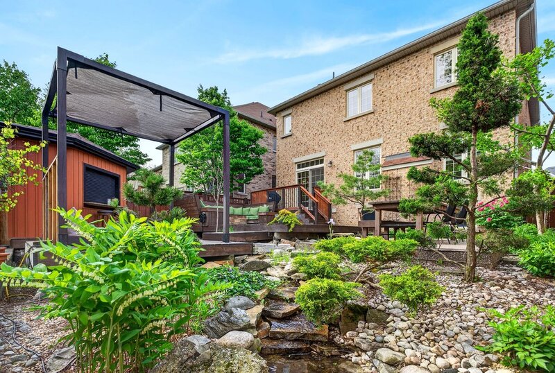 SPACIOUS FAMILY HOME ON SOUGHT AFTER HAMILTON MTN