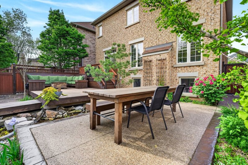 SPACIOUS FAMILY HOME ON SOUGHT AFTER HAMILTON MTN
