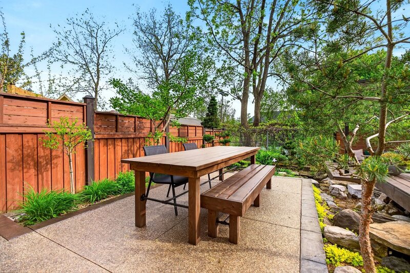 SPACIOUS FAMILY HOME ON SOUGHT AFTER HAMILTON MTN
