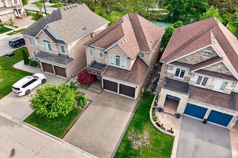 SPACIOUS FAMILY HOME ON SOUGHT AFTER HAMILTON MTN