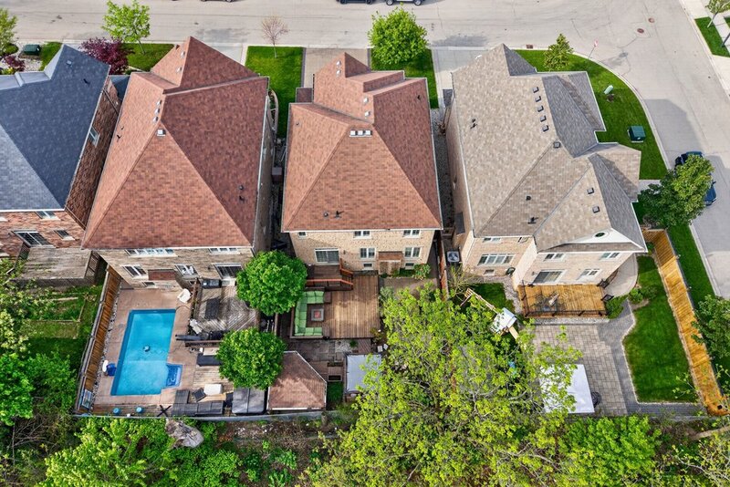 SPACIOUS FAMILY HOME ON SOUGHT AFTER HAMILTON MTN