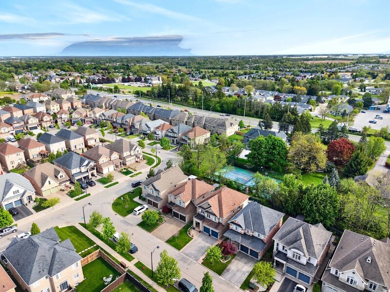 SPACIOUS FAMILY HOME ON SOUGHT AFTER HAMILTON MTN