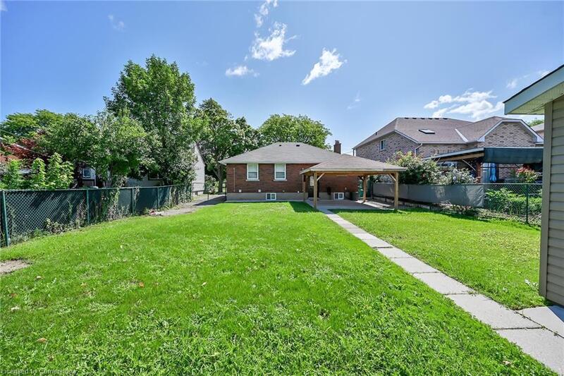 LOWER UNIT IN CHARMING STONEY CREEK!