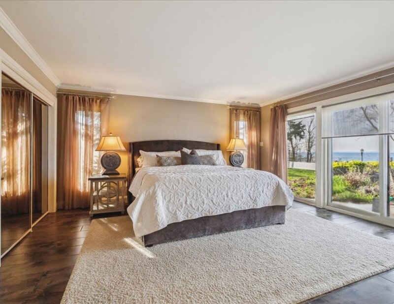LUXURIOUS LAKEFRONT BUNGALOW IN STONEY CREEK!