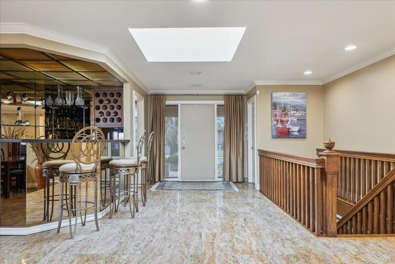 LUXURIOUS LAKEFRONT BUNGALOW IN STONEY CREEK!