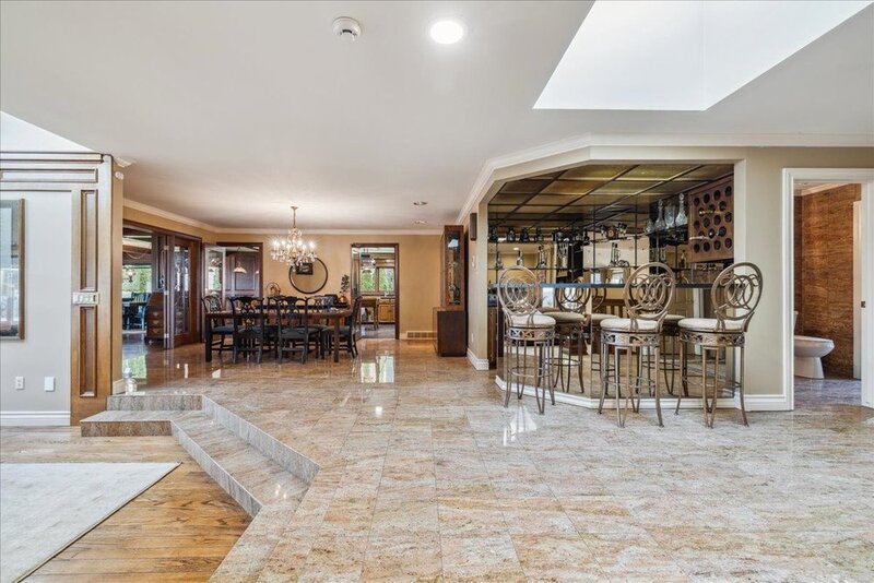 LUXURIOUS LAKEFRONT BUNGALOW IN STONEY CREEK!