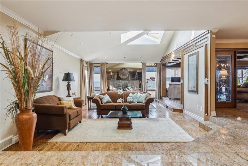 LUXURIOUS LAKEFRONT BUNGALOW IN STONEY CREEK!