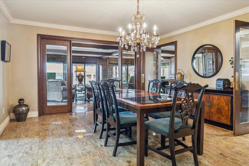 LUXURIOUS LAKEFRONT BUNGALOW IN STONEY CREEK!