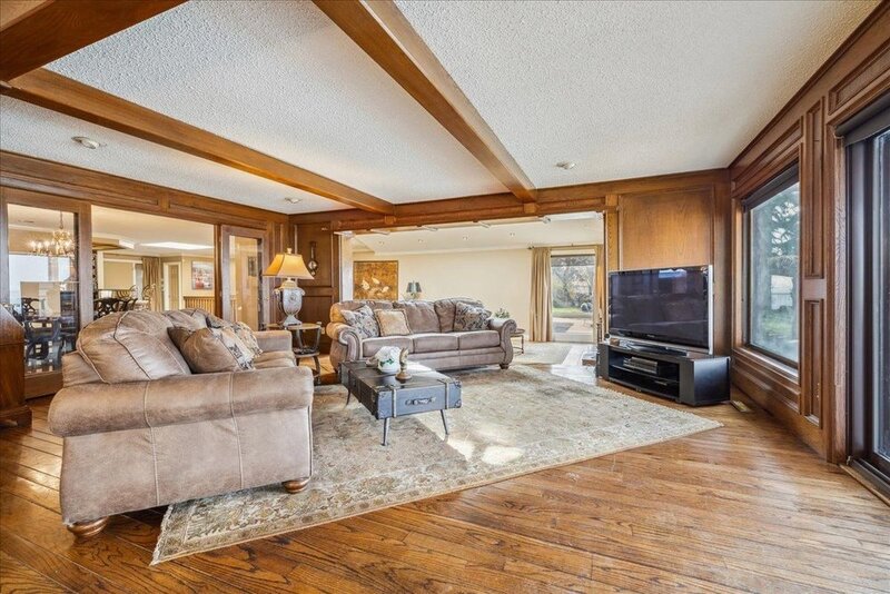 LUXURIOUS LAKEFRONT BUNGALOW IN STONEY CREEK!
