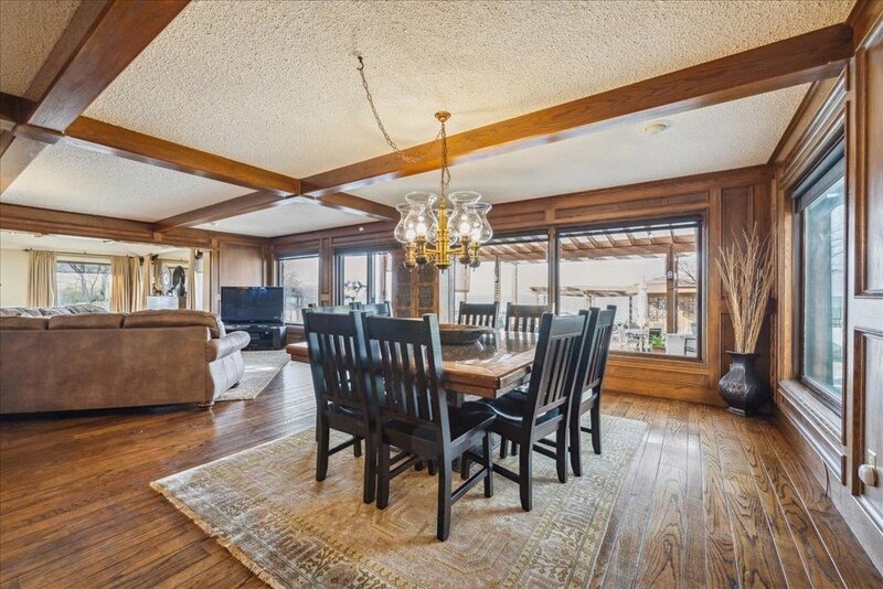 LUXURIOUS LAKEFRONT BUNGALOW IN STONEY CREEK!
