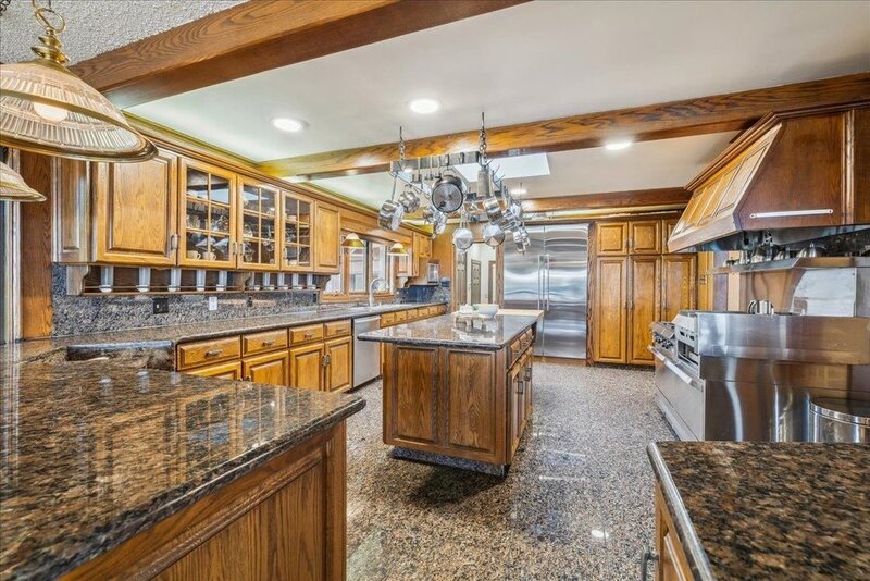 LUXURIOUS LAKEFRONT BUNGALOW IN STONEY CREEK!
