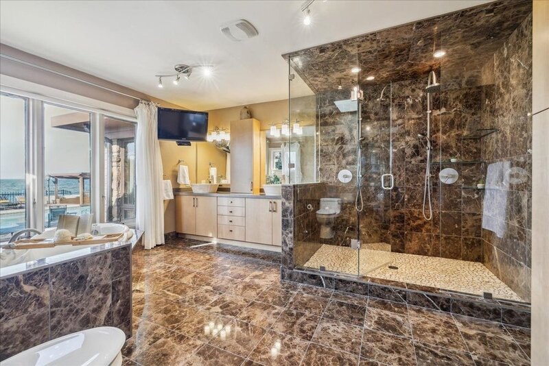 LUXURIOUS LAKEFRONT BUNGALOW IN STONEY CREEK!