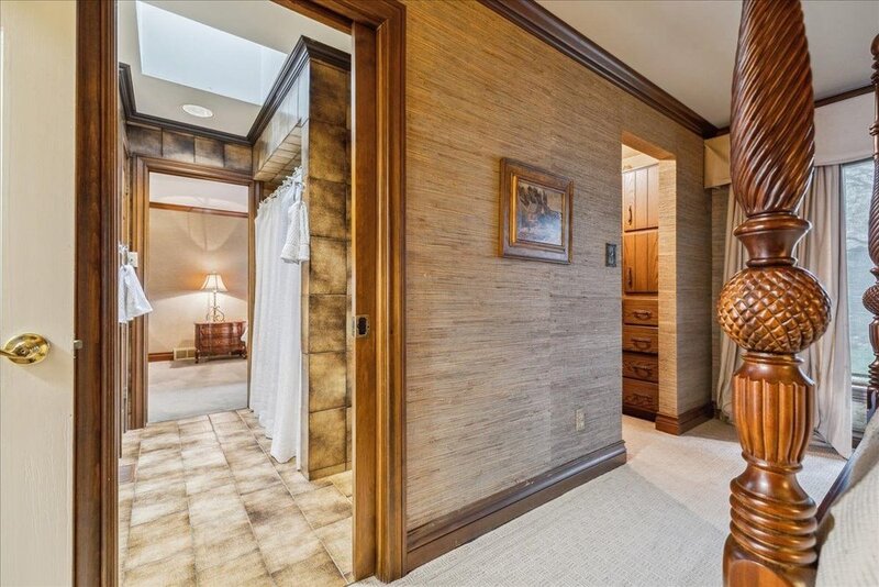 LUXURIOUS LAKEFRONT BUNGALOW IN STONEY CREEK!