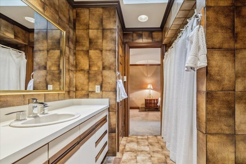 LUXURIOUS LAKEFRONT BUNGALOW IN STONEY CREEK!
