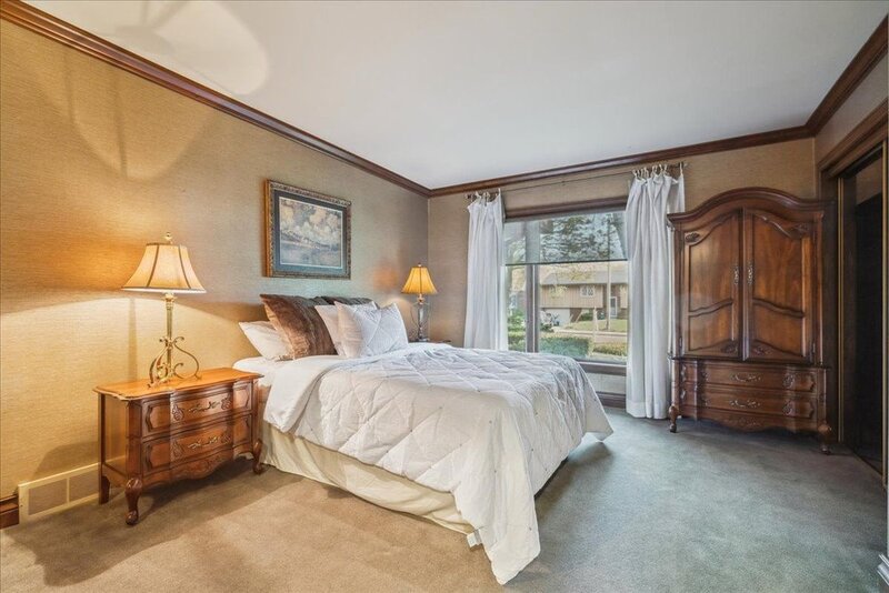 LUXURIOUS LAKEFRONT BUNGALOW IN STONEY CREEK!