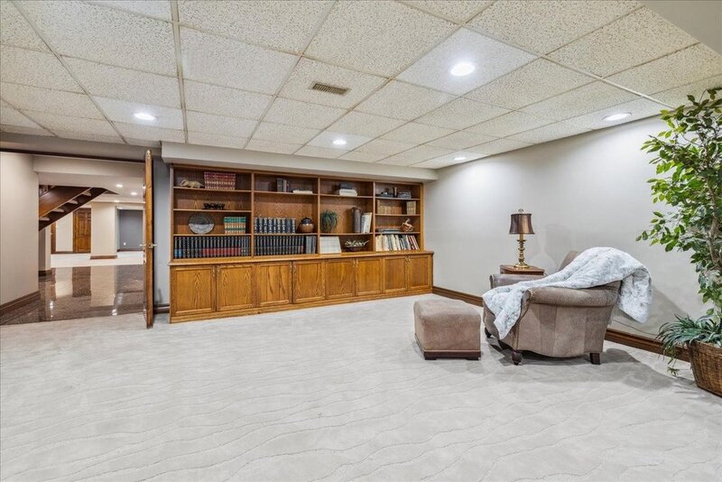 LUXURIOUS LAKEFRONT BUNGALOW IN STONEY CREEK!