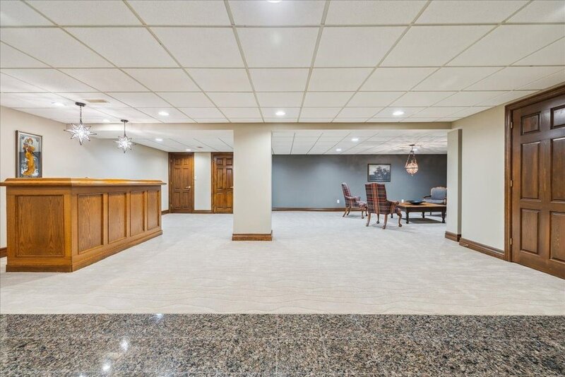 LUXURIOUS LAKEFRONT BUNGALOW IN STONEY CREEK!