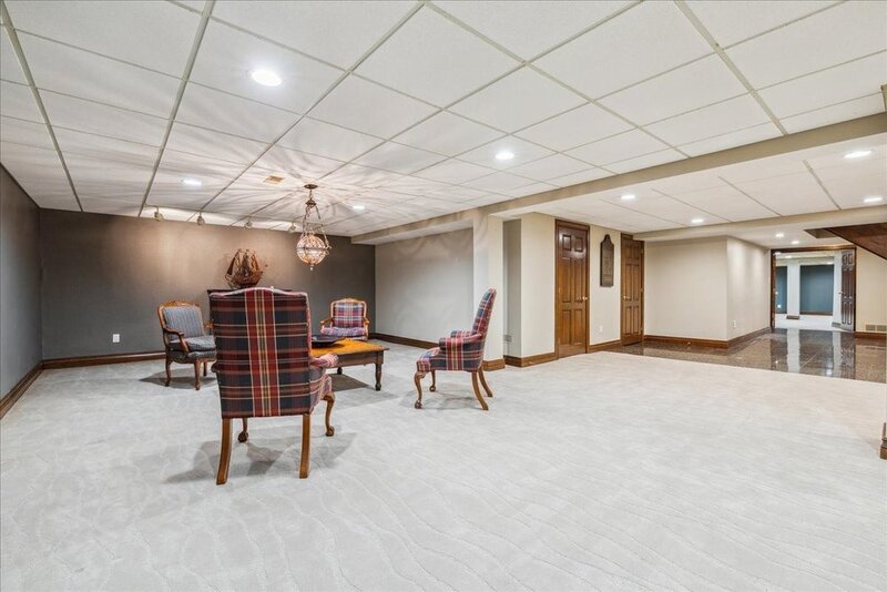 LUXURIOUS LAKEFRONT BUNGALOW IN STONEY CREEK!