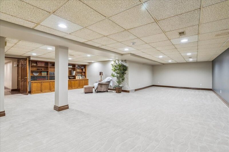 LUXURIOUS LAKEFRONT BUNGALOW IN STONEY CREEK!