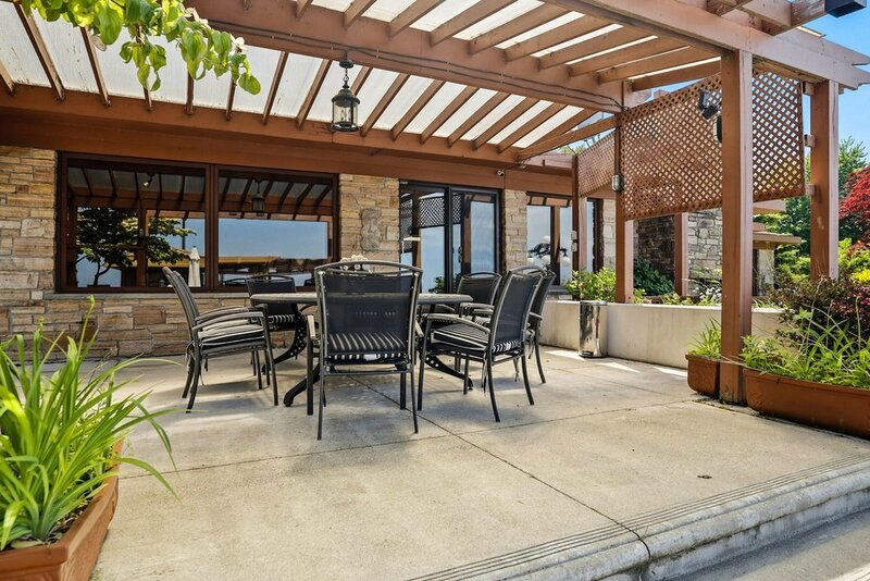 LUXURIOUS LAKEFRONT BUNGALOW IN STONEY CREEK!