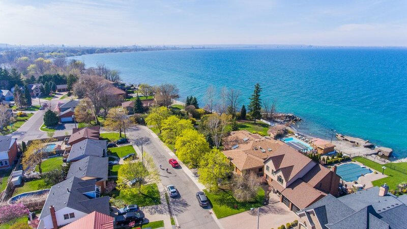 LUXURIOUS LAKEFRONT BUNGALOW IN STONEY CREEK!