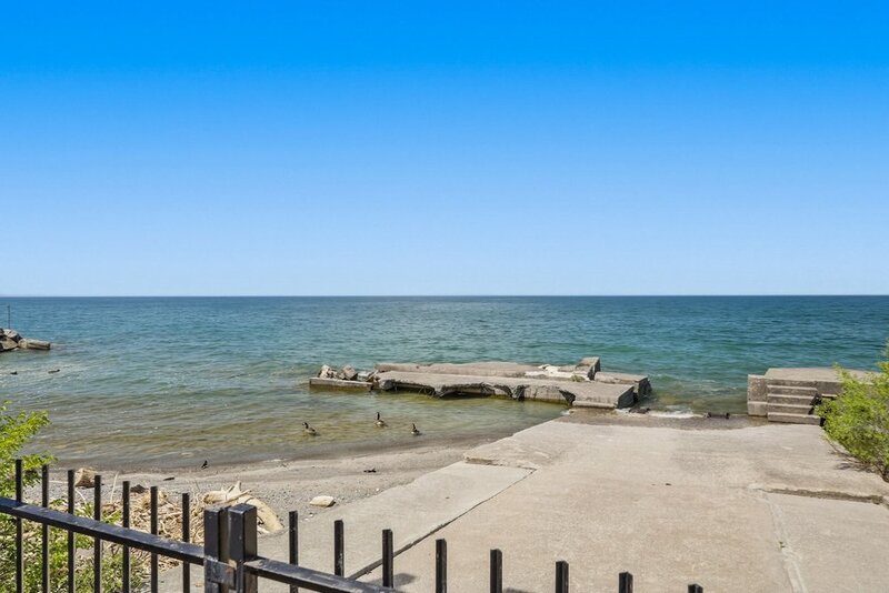 LUXURIOUS LAKEFRONT BUNGALOW IN STONEY CREEK!