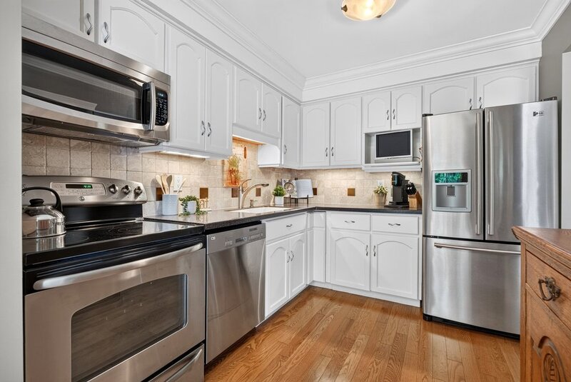 WELL-MAINTAINED END-UNIT TOWNHOUSE IN STONEY CREEK!