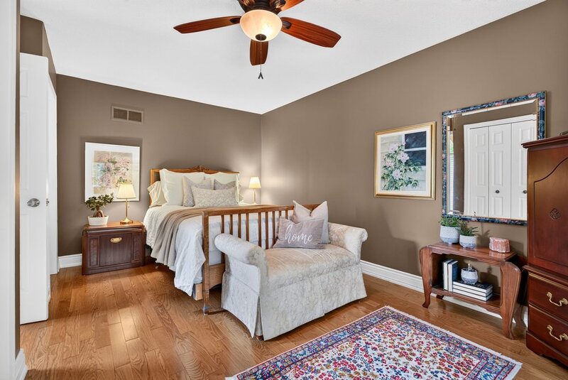 WELL-MAINTAINED END-UNIT TOWNHOUSE IN STONEY CREEK!