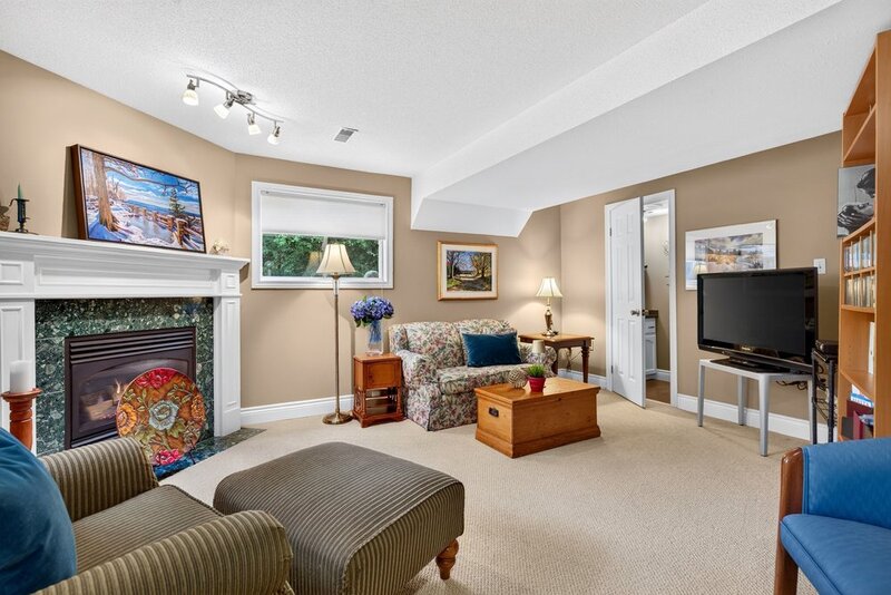 WELL-MAINTAINED END-UNIT TOWNHOUSE IN STONEY CREEK!
